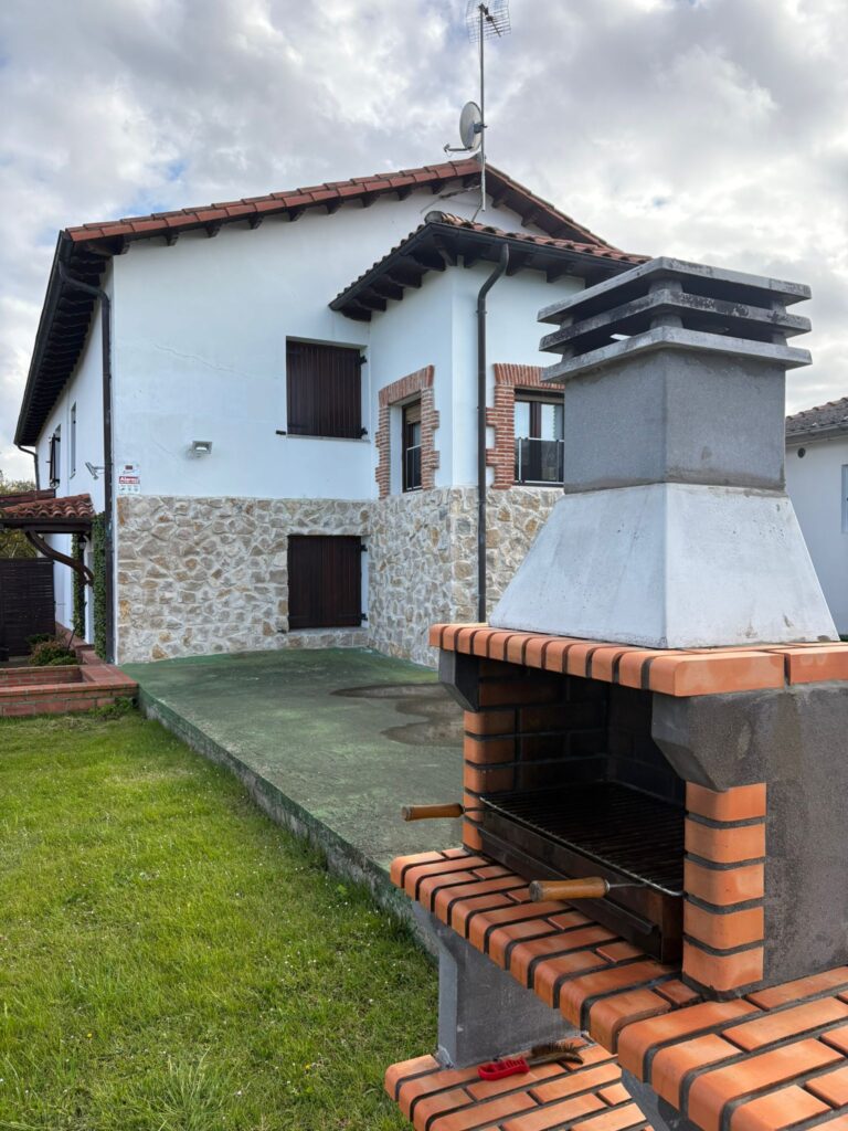 Equipo de limpieza integral para comunidades y oficinas en Santander